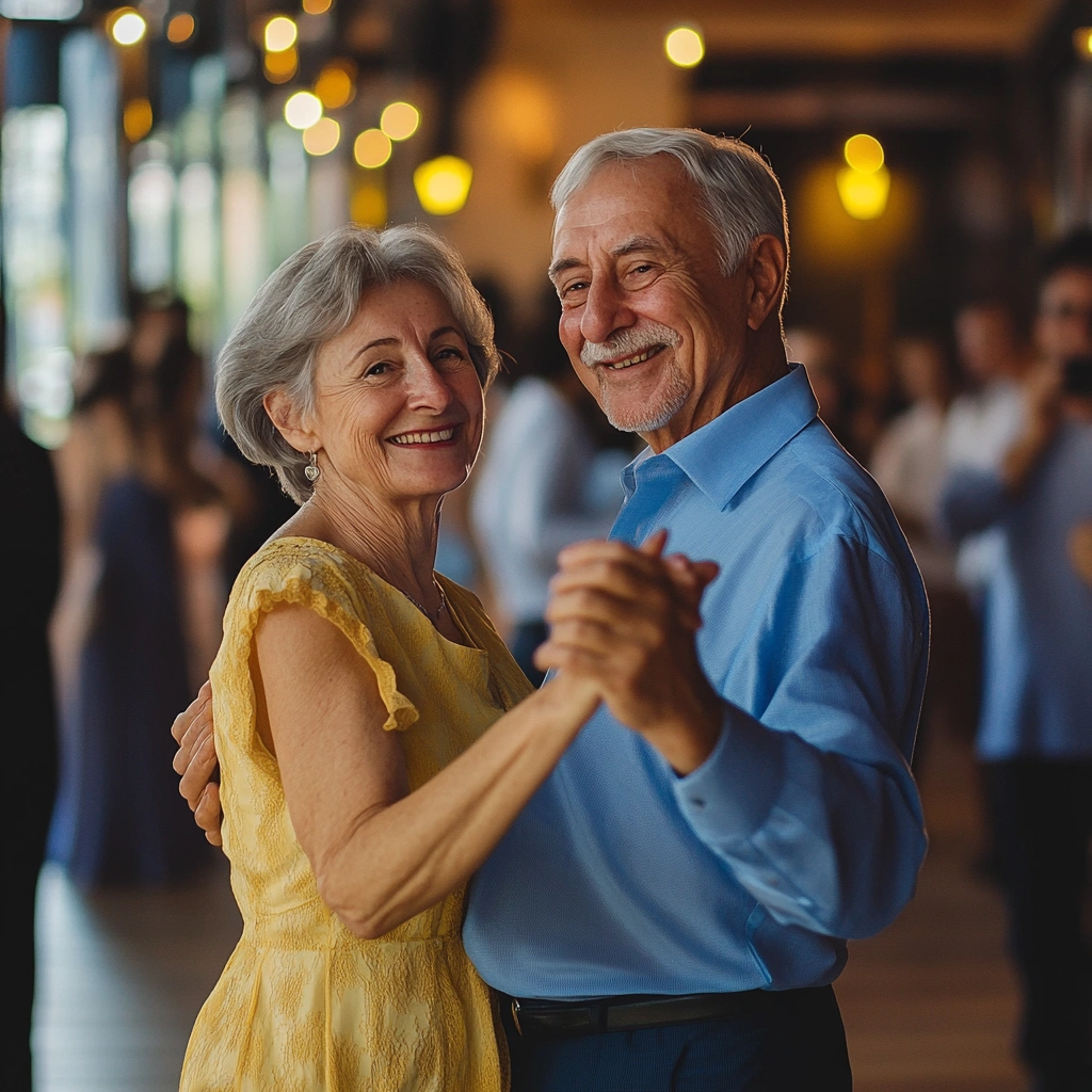 Пари старшого віку танцюють у просторому залі
